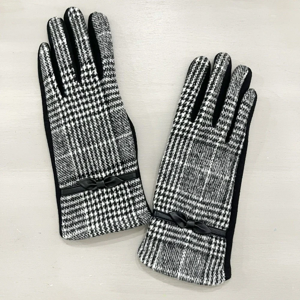 Vintage Inspired Houndstooth Gloves